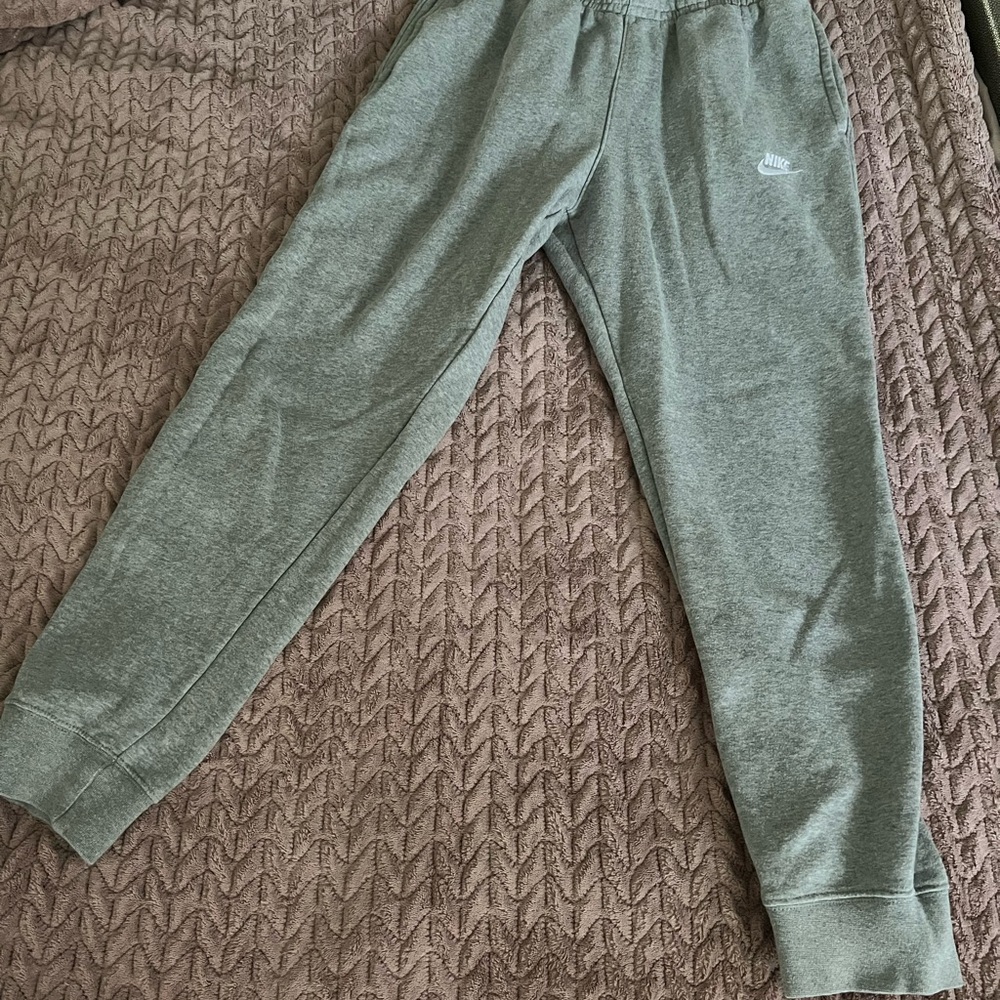 Nike Men’s Gray Jogger Sweatpants. Perfect Condition!